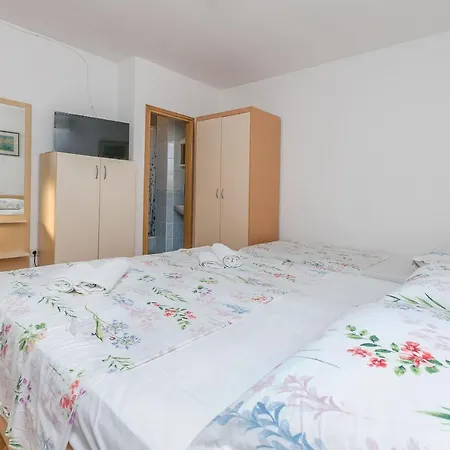 And Nevenka شقة *