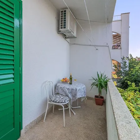 And Nevenka شقة *