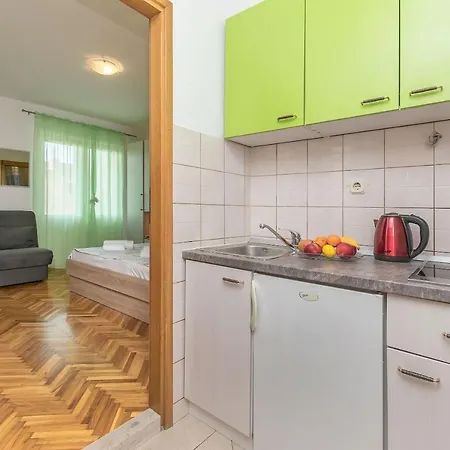 And Nevenka شقة *