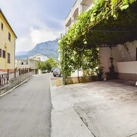 And Nevenka ماكارسكا