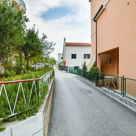 And Nevenka شقة *